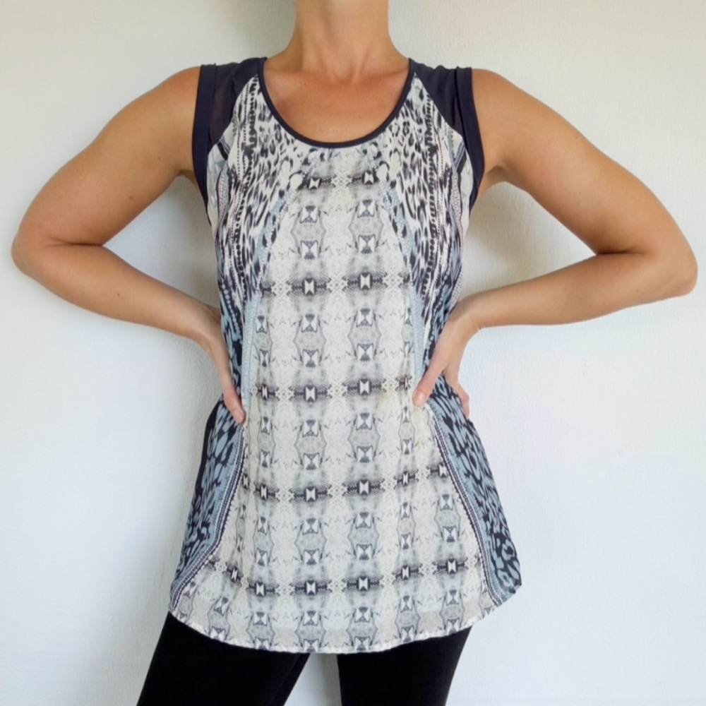 CAbi blue white geometric print lightweight sleeveless blouse size medium